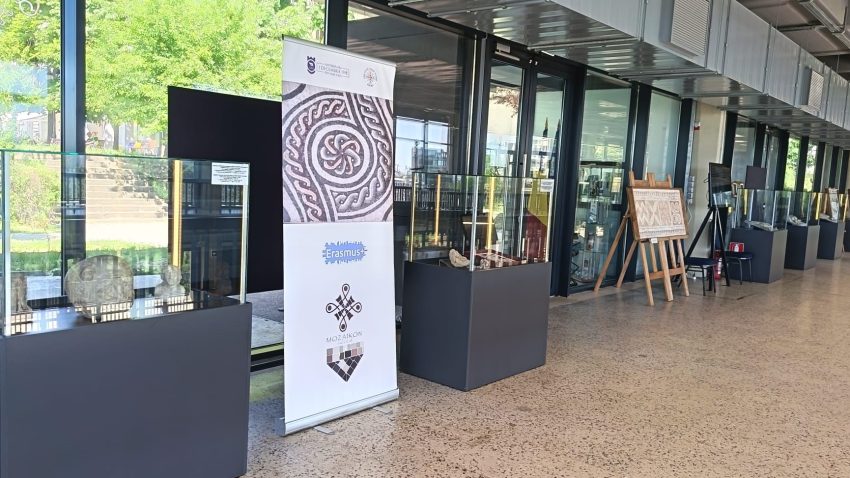 AUDIO | Artefactele descoperite în timpul cercetării Edificiului Roman cu Mozaic, reunite în expoziție de specialiștii MINAC