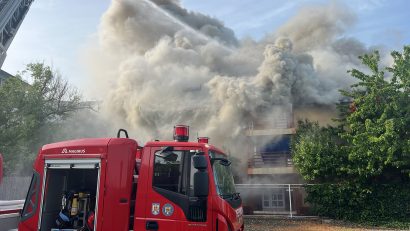 COSTINEȘTI: Incendiu puternic la o pensiune. Focul se manifestă generalizat la întreaga clădire