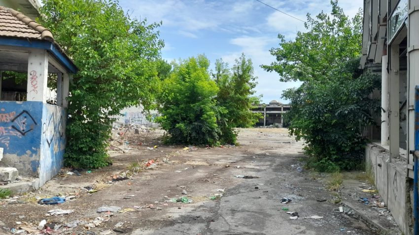 CONSTANȚA: Un fost spațiu industrial din cartierul KM 4-5 a devenit insalubru, ceea ce nemulțumește locuitorii din zonă