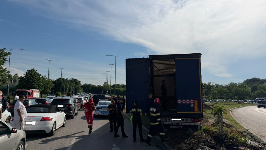 CONSTANȚA: În accidentul de pe bulevardul Aurel Vlaicu au fost implicate 10 mașini. Șoferul TIR-ului ar avea afecțiuni medicale preexistente