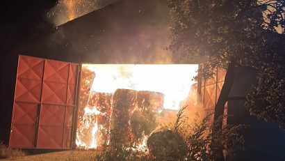 Județul CONSTANȚA: Incendiu de amploare la două hale cu mii de baloți de paie din Cogealac