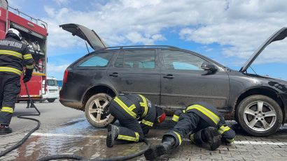 Pompierii tulceni au intervenit pentru stingerea unui incendiu care a cuprins o mașină