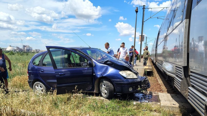 FOTO Județul CONSTANȚA: Mașină lovită de un tren CFR
