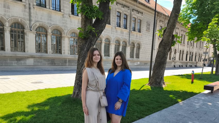 AUDIO | Două eleve din Constanța au fost desemnate laureate ale prestigiosului concurs internațional de Limba franceză, „Plume d’Or”
