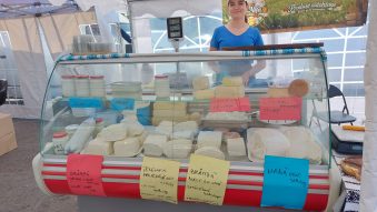 Lângă Pavilionul Expozițional din Constanța, producători din mai multe localități dobrogene își prezintă produsele realizate după rețete tradiționale