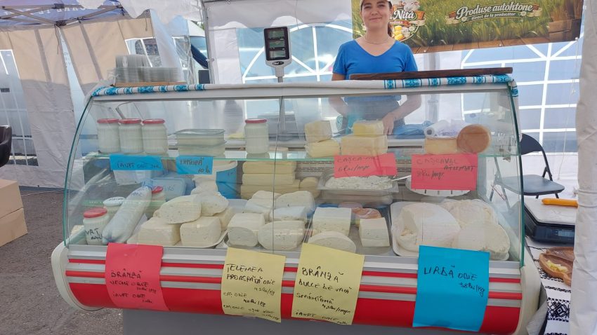 Lângă Pavilionul Expozițional din Constanța, producători din mai multe localități dobrogene își prezintă produsele realizate după rețete tradiționale