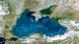 Primăvara și vara, Marea Neagră se transformă într-o întindere spectaculoasă de nuanțe turcoaz, cu modele circulare