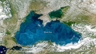 Primăvara și vara, Marea Neagră se transformă într-o întindere spectaculoasă de nuanțe turcoaz, cu modele circulare