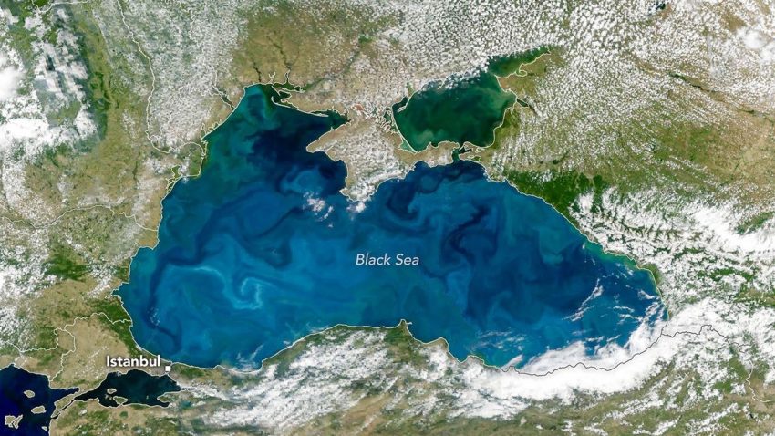 Primăvara și vara, Marea Neagră se transformă într-o întindere spectaculoasă de nuanțe turcoaz, cu modele circulare