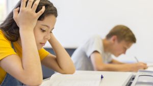 AUDIO | Cum îi ajutăm pe adolescenți să facă față emoțiilor și presiunii examenelor? Interviu cu psihologul clinician Gabriela Vasiloaia