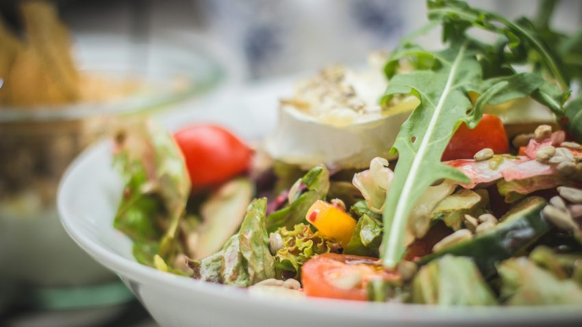 Dietetician: Hidratarea nu este suficientă pe timp de caniculă. Alimentația trebuie adaptată temperarturilor extreme