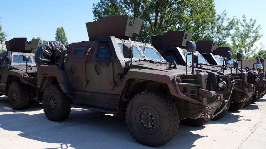 FOTO | Primele vehicule blindate COBRA II fabricate în România au fost recepționate de MApN