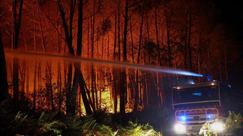 Franța și Spania, devastate de incendii scăpate de sub control. Sute de mii de persoane, evacuate din calea flăcărilor