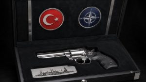 Nicușor Dan a primit de la Erdogan un pistol de colecție cu muniție reală