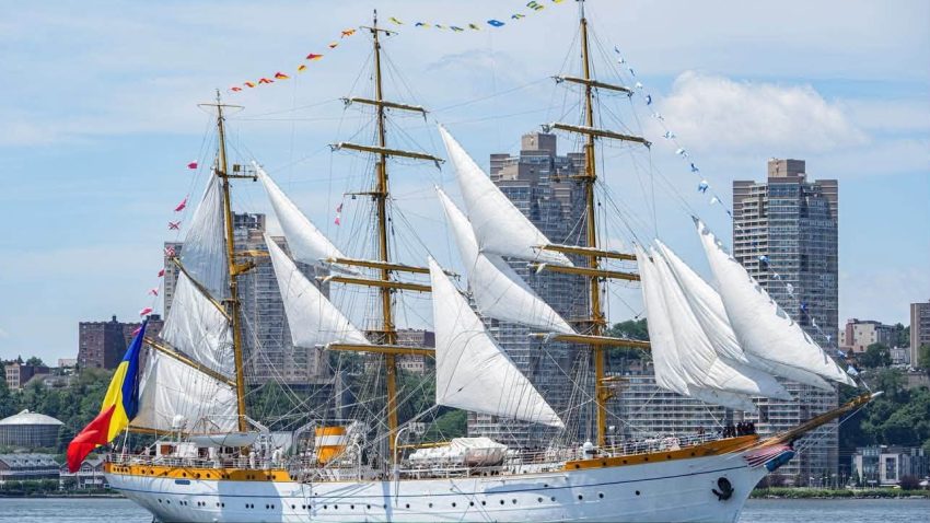 Nava Școală „Mircea” a participat la Parada Velierelor din New York, în cadrul evenimentului SAIL250