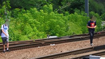 „STOP! Calea ferată nu este loc de joacă!” | Doi adolescenți se aflau în stația CF Băneasa, pe Magistrala 800, unde trenurile pot circula cu viteze de până la 160 km/h