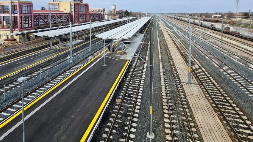 Trafic feroviar perturbat în stația Fetești de avarierea unor cabluri. 6 trenuri de călători, afectate de întârzieri
