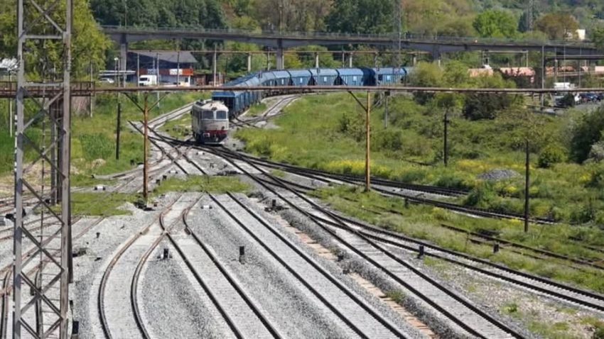 CONSTANȚA: Locomotivă acroșată de un autoturism la trecerea la nivel cu calea ferată din zona Poarta 1