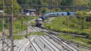 CONSTANȚA: Locomotivă acroșată de un autoturism la trecerea la nivel cu calea ferată din zona Poarta 1