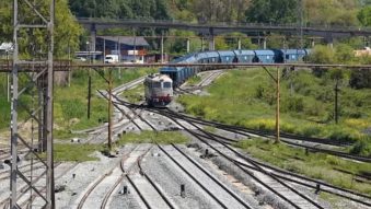 CONSTANȚA: Locomotivă acroșată de un autoturism la trecerea la nivel cu calea ferată din zona Poarta 1