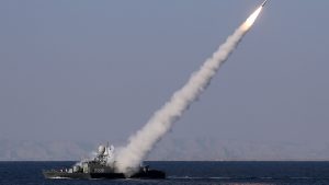 Strâmtoarea Ormuz, blocată de Iran. SUA ripostează cu noi lovituri asupra Teheranului