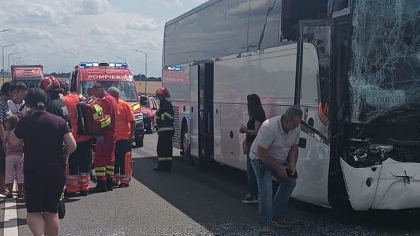 Accident pe A2 între un autotren și un autocar cu 60 de persoane – 12 pasageri răniți