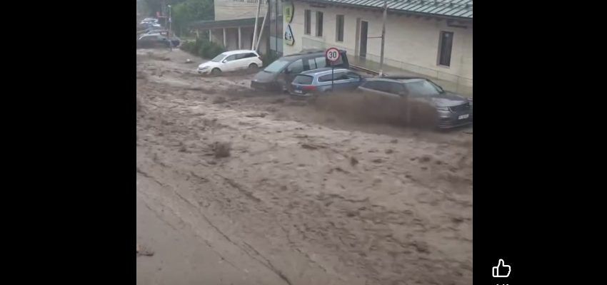 PRAHOVA: Persoane blocate în mașini, în urma unei viituri puternice la Bușteni