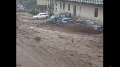 PRAHOVA: Persoane blocate în mașini, în urma unei viituri puternice la Bușteni