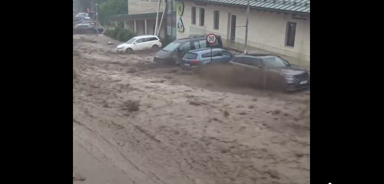 PRAHOVA: Persoane blocate în mașini, în urma unei viituri puternice la Bușteni