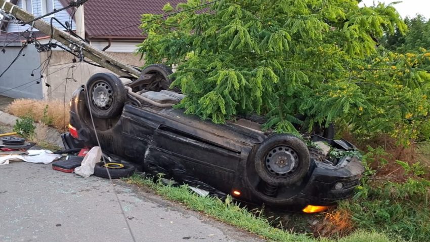 Accident rutier în comuna constănțeană Corbu: Un autoturism cu trei persoane la bord s-a răsturnat