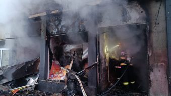Magazin făcut scrum de un incendiu violent, în localitatea constănțeană Tortoman