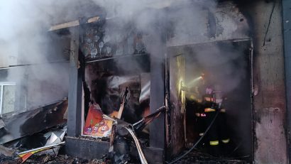 Magazin făcut scrum de un incendiu violent, în localitatea constănțeană Tortoman