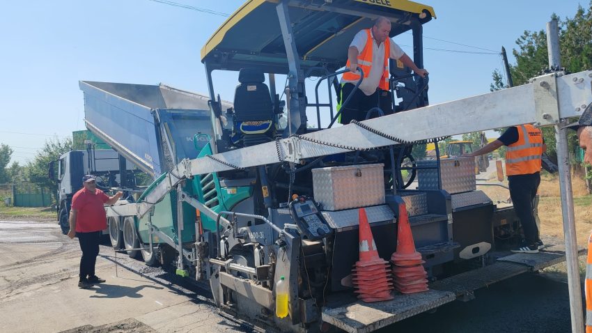 Echipele de la Drumuri Județene Constanța au început asfaltarea în localitatea Poiana