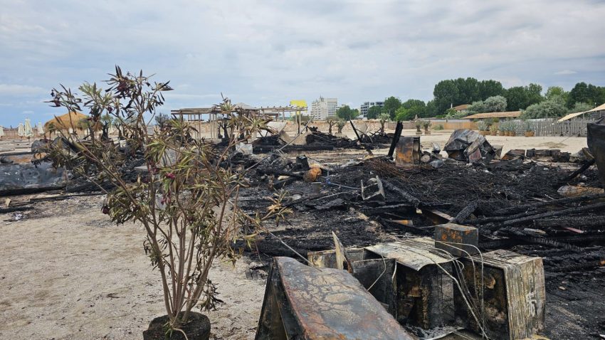 MAMAIA: Două beach-baruri s-au făcut scrum, în urma unui incendiu violent | FOTO
