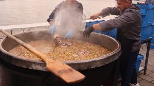 VIDEO – CONSTANȚA | Borş pescăresc preparat într-un ceaun cu capacitatea de o tonă!