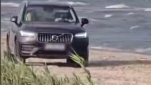 FOTO, VIDEO | Un șofer care a condus pe o plajă din Vadu, amendat cu 1000 de lei