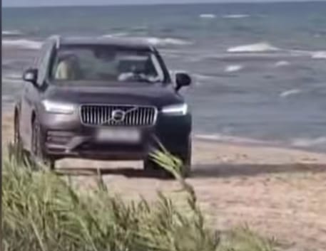 FOTO, VIDEO | Un șofer care a condus pe o plajă din Vadu, amendat cu 1000 de lei
