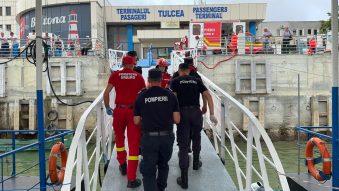 TULCEA: Victimele incendiului de pe petrolierul liberian, transportate la Spitalul Județean