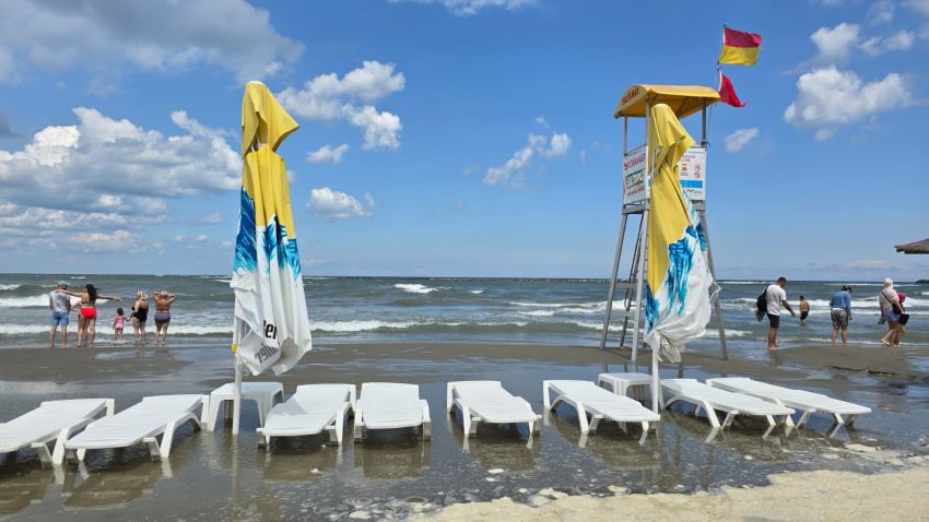 Steag roșu pe litoral! Marea e periculoasă, scăldatul interzis! Recomandările salvamarilor și reacția turiștilor
