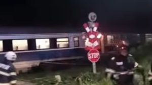 Linia de contact pe firul II Săcueni Roman-Galbeni, repusă sub tensiune; trenul implicat în accident, garat în stația CF Galbeni