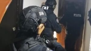 CONSTANȚA: Percheziții într-un dosar de înșelăciune. Suspecții s-ar fi folosit de identități false ca să păcălească victimele