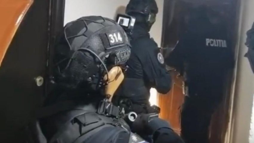 CONSTANȚA: Percheziții într-un dosar de înșelăciune. Suspecții s-ar fi folosit de identități false ca să păcălească victimele