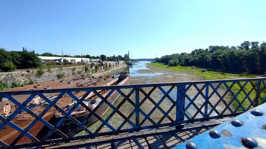 Debitul Dunării la Baziaș scade periculos spre minimul istoric