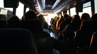 Polițiștii constănțeni au descoperit 84 de pasageri într-un autobuz clasificat pentru 59 de locuri