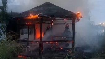 TULCEA: Clădire dezafectată cuprinsă de flăcări