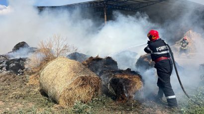 HÂRȘOVA: Incendiu violent la un depozit de baloți