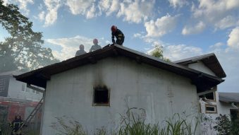 TULCEA: Clădire dezafectată cuprinsă de flăcări