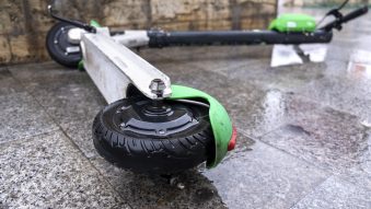 SĂCELE: Bărbatul care a căzut de pe trotineta electrică este în stare gravă