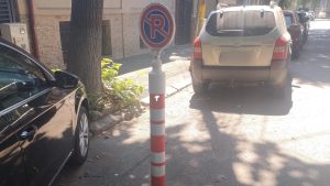 CONSTANȚA: Delimitarea cu obiecte a locurilor de parcare de pe domeniul public, sancționată de politiștii locali