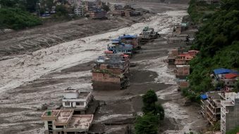 NEPAL: Zeci de morți și aproape 400 de turiști dispăruți după viiturile devastatoare